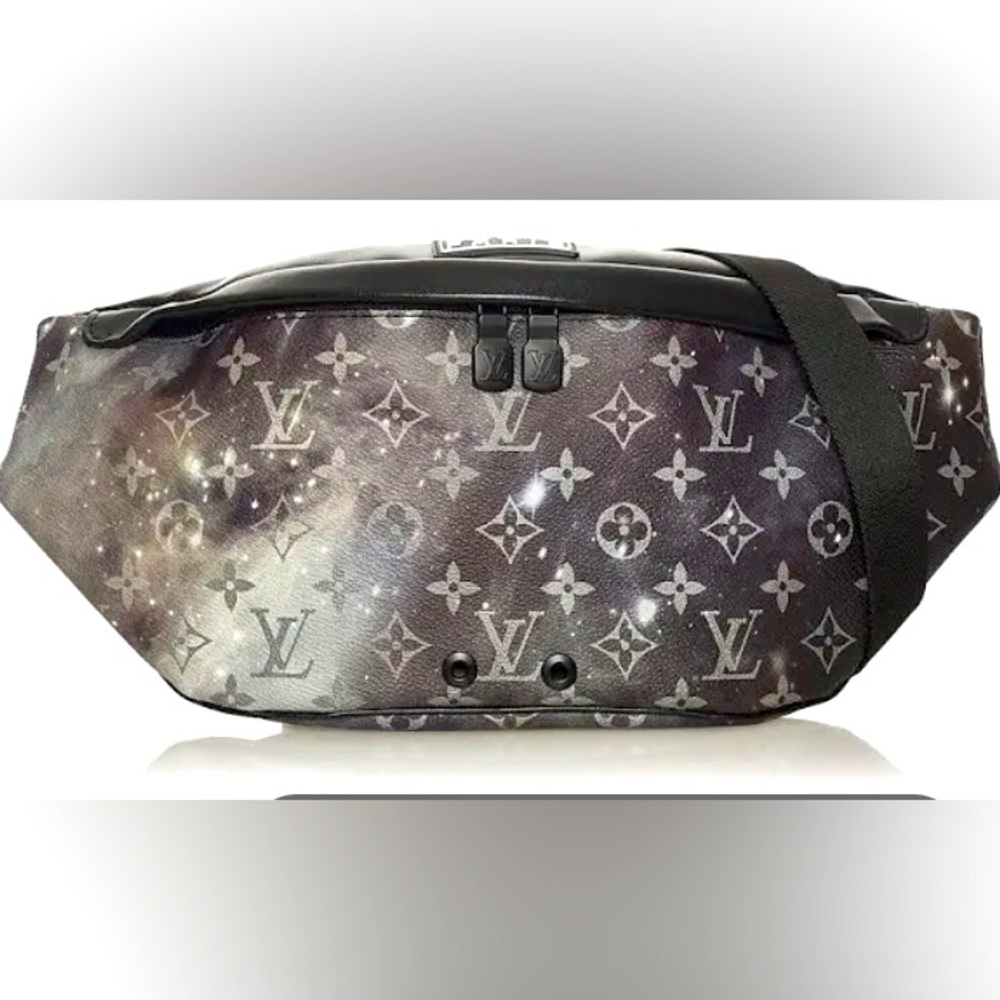 Louis Vuitton Black Monogram Gradient Galaxy Discovery Bumbag RARE
LIMITED ED